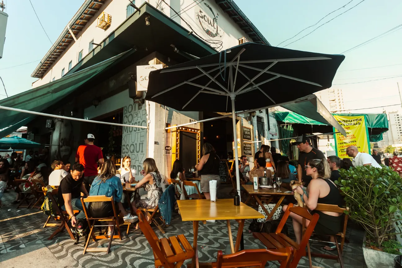 Fachada do Soul com mesas na calçada
